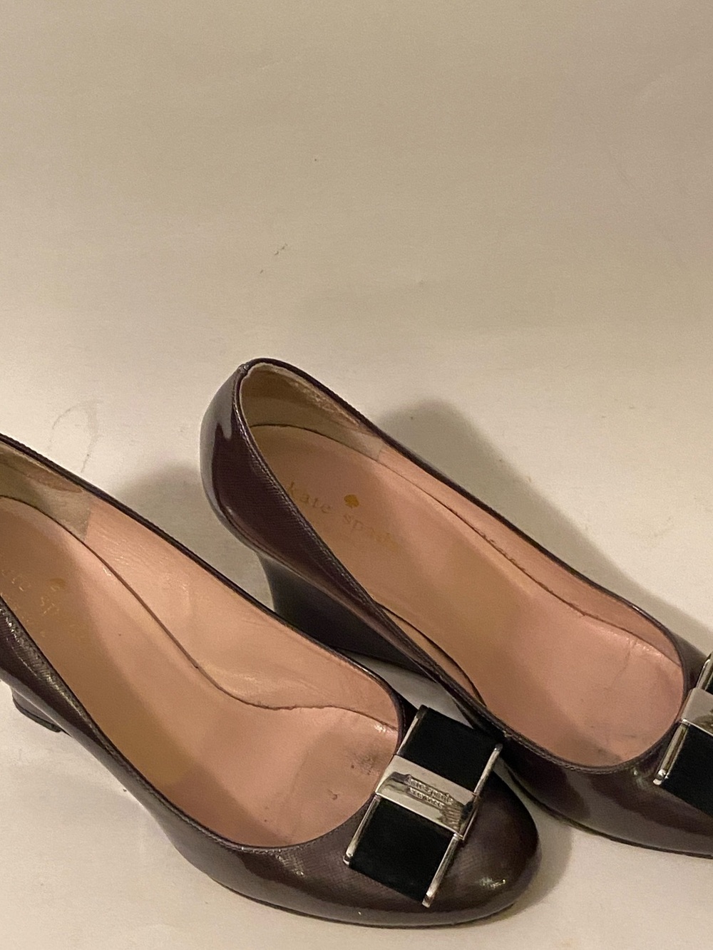 Kate Spade New York Bowdie Wedge Grey Patent Leather Pumps Bow Accent Italy Sz 7